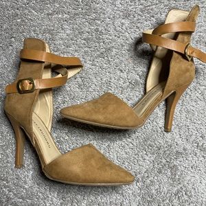 Sz 8.5 Chinese Laundry Pointed Toe Cognac Colored Heel with Gold Buckle